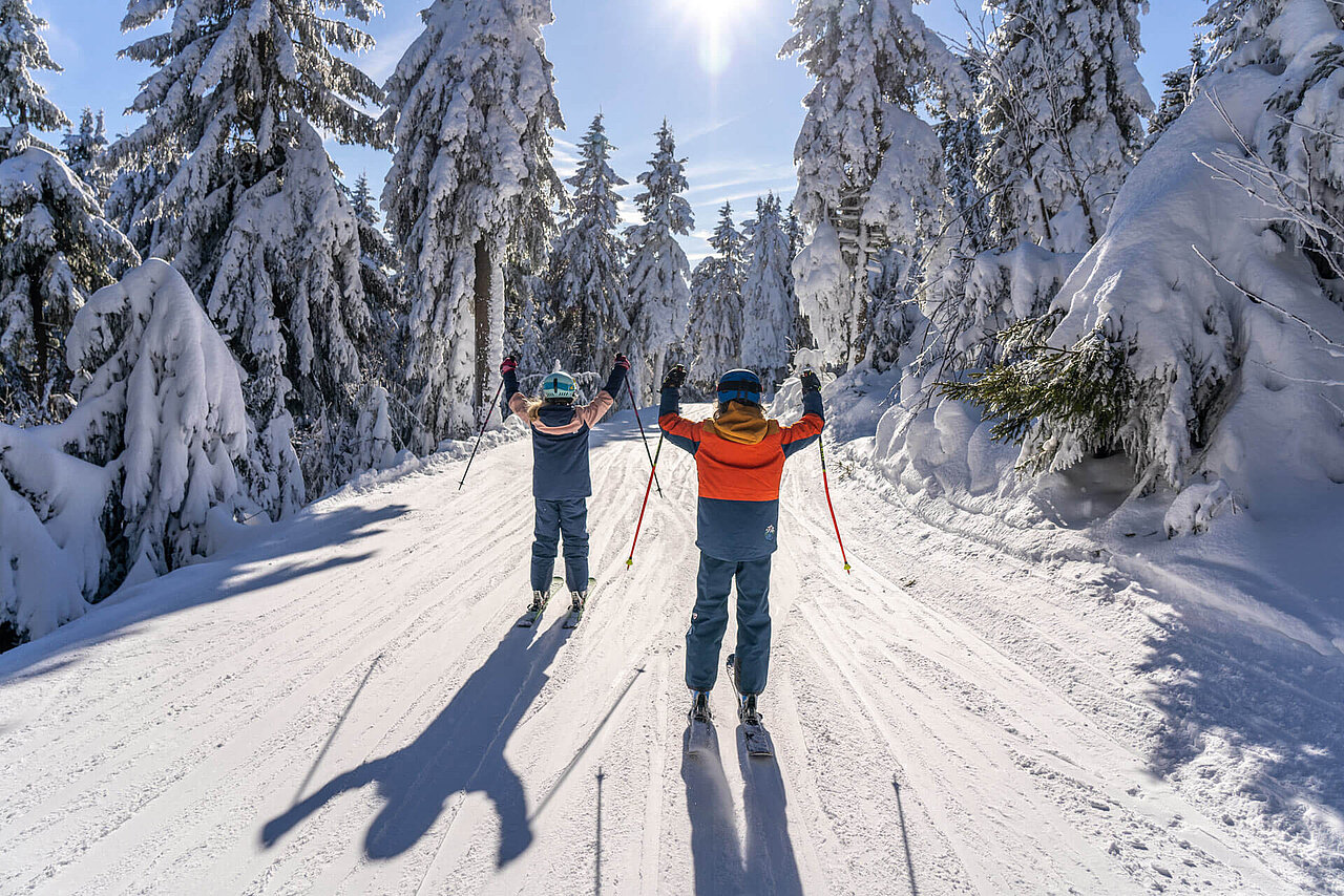 Ski fahren im Oberwiesenthal bei Sonnenschein & blauem Himmel