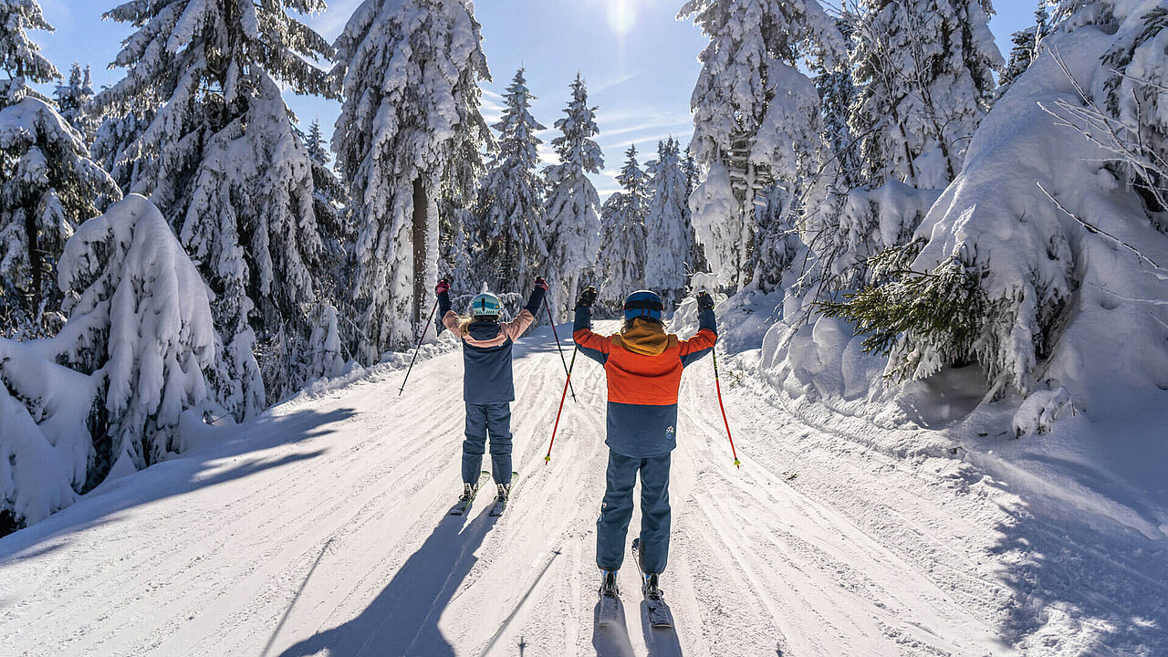 Ski fahren im Oberwiesenthal bei Sonnenschein & blauem Himmel