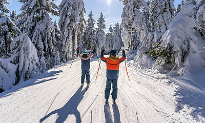 Ski fahren im Oberwiesenthal bei Sonnenschein & blauem Himmel